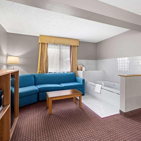 Super 8 By Wyndham Waverly Ngoại thất bức ảnh