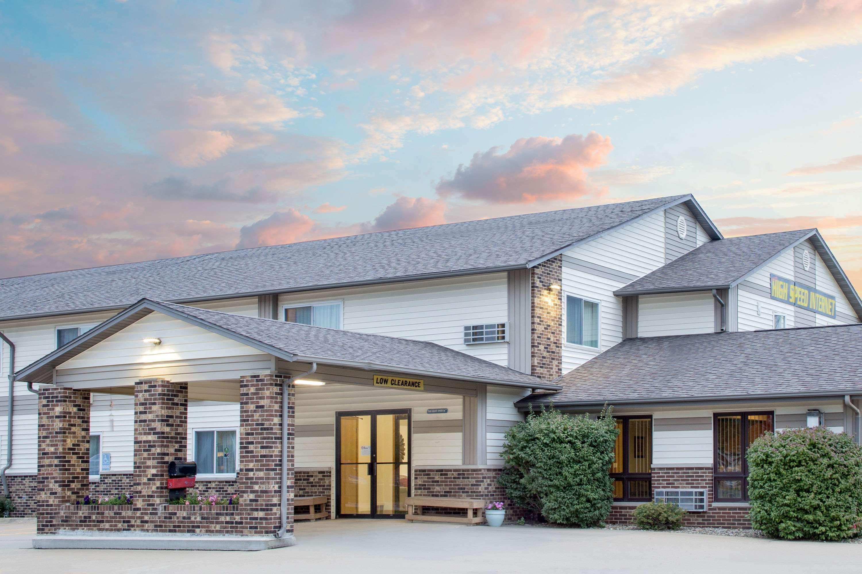 Super 8 By Wyndham Waverly Ngoại thất bức ảnh