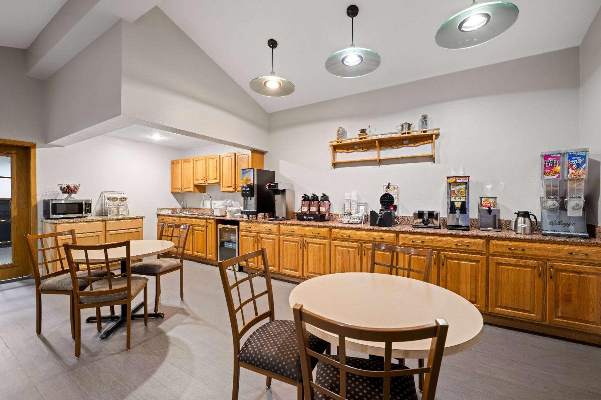 Super 8 By Wyndham Waverly Ngoại thất bức ảnh